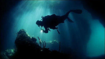 Why Do Dive Lights Look Dimmer Underwater? | Underwater Light Physics Explained