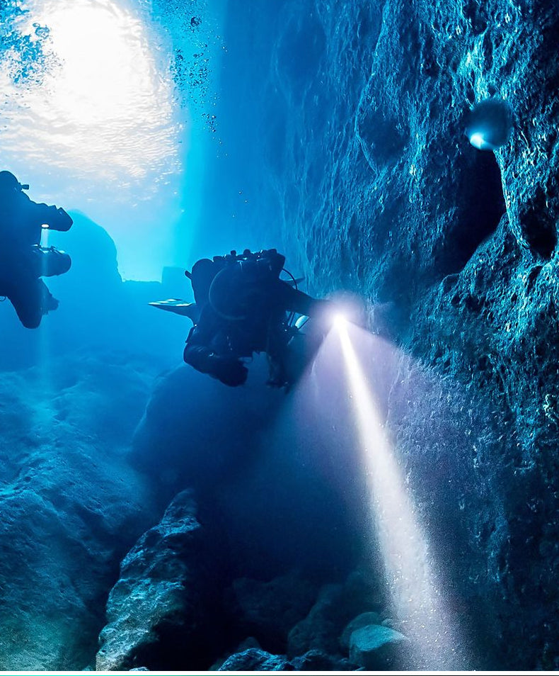 Morse Code for Underwater Communication with Diving Lights: A Complete List of Flashing Signals